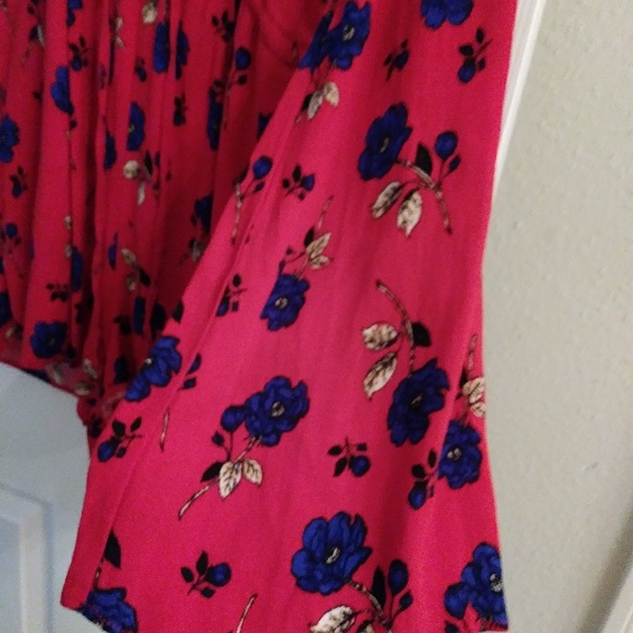 Red Romper w/ blue floral prints - Picture 6 of 6